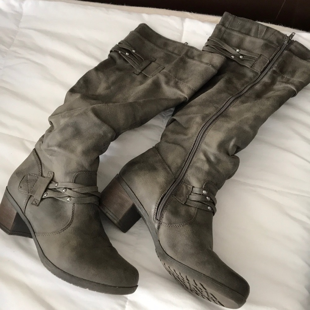 White Mountain greenish winter boots